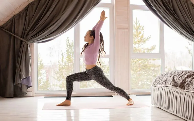 Séance de yoga matinale dans un salon baigné de lumière