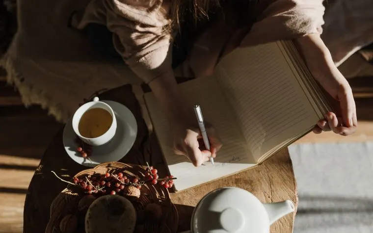 Carnet et tasse de thé dans une lumière douce