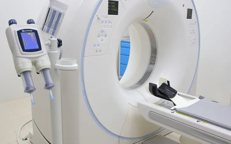Appareil d'imagerie médicale moderne avec consoles de contrôle